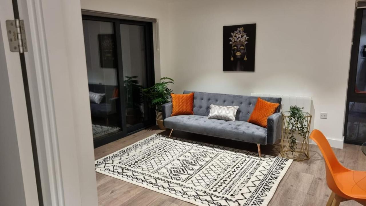 Spacious Balcony View Apt Near Nec Bhx Free Parking Sleeps 4 Hockley Heath Eksteriør billede